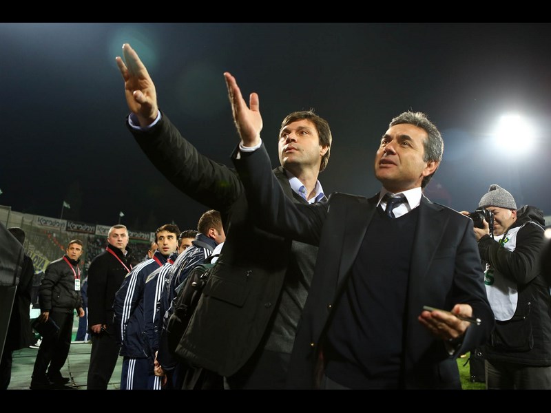 Bursaspor, Bursa Atatürk Stad'ýnda, Fenerbahçe ile Ziraat Türkiye Kupasý A Grubu 3. maçýnda, karþýlaþtý. Karþýlaþmayý 3-2 Fenerbahçe kazandý. Ertuðrul Saðlam ve Aykut Kocaman(saðdaki) küfür eden bir Bursaspor taraftarýný birlikte...
